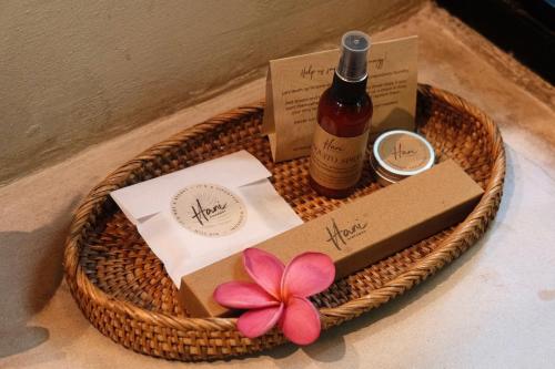 a basket with a bottle of wine and a flower at Hani Hideaway in Gili Air