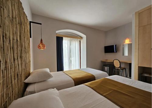 Ένα ή περισσότερα κρεβάτια σε δωμάτιο στο Serpina Hotel