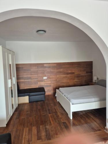 Un dormitorio con una cama y una pared de madera. en Loft's Famara #2, en Famara