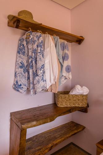 a shelf with towels and baskets on a wall at Casa Massima Preá in Prea