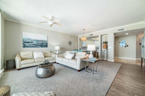 un soggiorno con due divani e un tavolo di Indigo Unit 702E a Pensacola