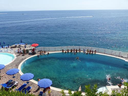 Bazén v ubytování Loggia di Capo d'Arco - Goelba nebo v jeho okolí