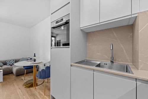 Caesars Palace - NEW modern apartment with FREE private parking
