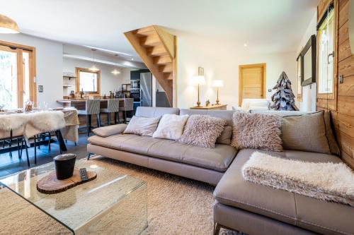 un salon avec un canapé et une table dans l'établissement Serre Chevalier magnifique chalet, à La Salle Les Alpes