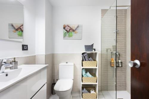A bathroom at Home2Book Candemar Ocean View