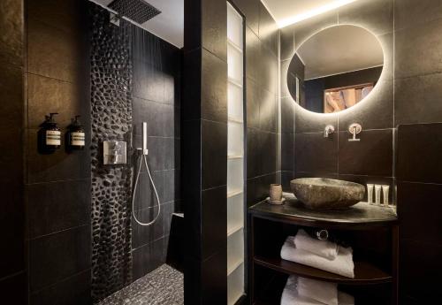 une salle de bain avec un lavabo et un miroir dans l'établissement Un 1-Ch/1-SdB Confortable- Place des Vosges, à Paris