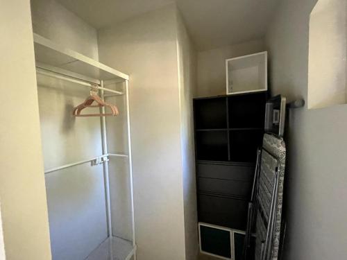 une douche avec une porte vitrée dans une salle de bain dans l'établissement Mas Saint Anne, à Évenos