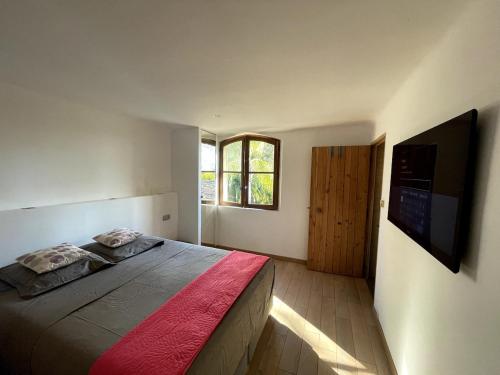 une chambre avec un lit et une télévision à écran plat dans l'établissement Mas Saint Anne, à Évenos