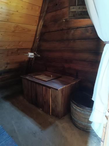 Cette chambre en bois comprend une baignoire dans une cabine. dans l'établissement Hutte druidique 2 personnes, à Pleine-Fougères