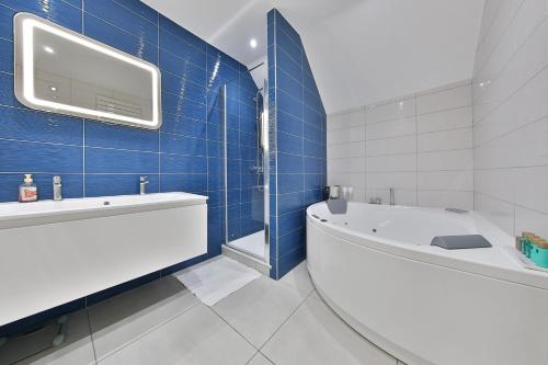 Ein Badezimmer in der Unterkunft ColmarAppart Vauban avec Spa