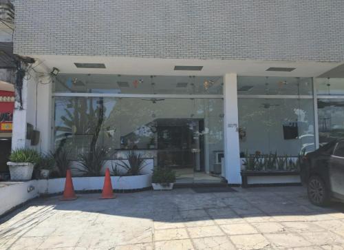 レシフェにあるPousada Recife Tropicalの建物の前にオレンジ色の円錐形が2つ