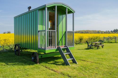 גינה חיצונית ב-Shrublands Farm Shepherd's Hut