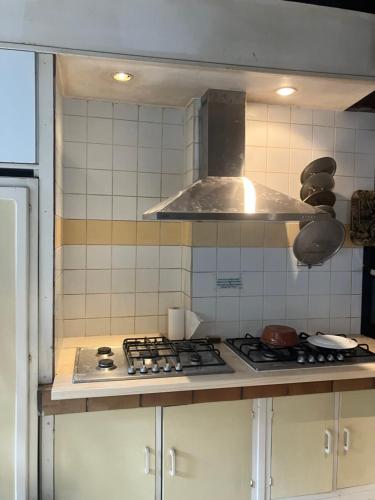 Il comprend une cuisine équipée d'un four et de plaques de cuisson. dans l'établissement Le gîte du gabarier, à Beaulieu-sur-Dordogne