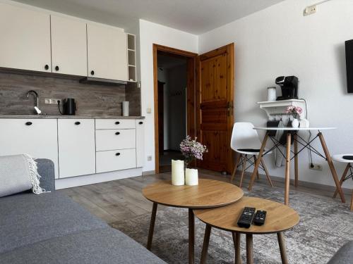 a living room with a table and a kitchen at Wohnung in Reelkirchen mit 1 Schlafzimmer in Blomberg