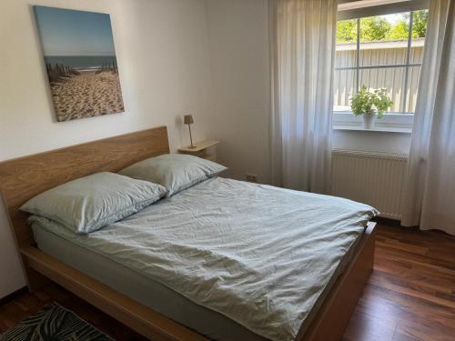 a bedroom with a bed and a window at Wohnung in Reelkirchen mit 1 Schlafzimmer in Blomberg