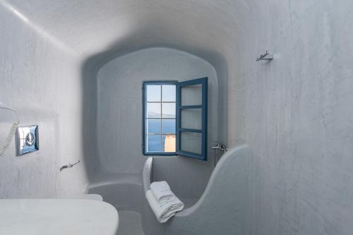 Um banheiro em Horizon Aeifos Suites