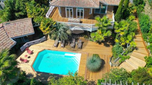 une vue aérienne d'une maison avec piscine dans l'établissement VILLA with POOL, GOLF SEIGNOSSE, BEACHES, à Seignosse