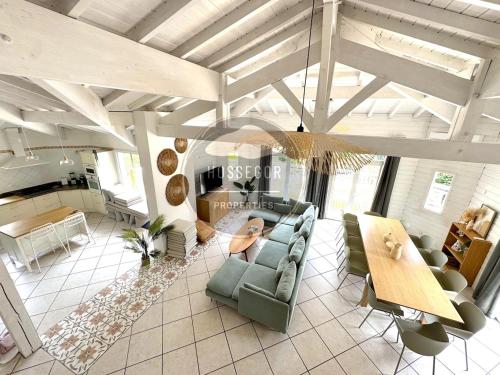 un salon avec un canapé et une table dans l'établissement VILLA with POOL, GOLF SEIGNOSSE, BEACHES, à Seignosse