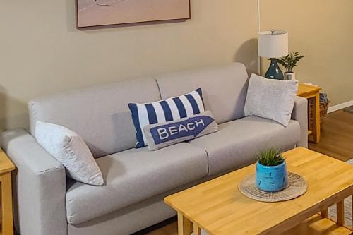 Una sala de estar con un sofá y una mesa de café. en Neskowin Nautical Nook, en Neskowin