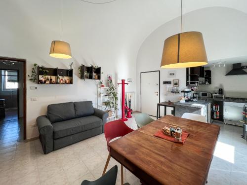 un soggiorno con un tavolo e un divano di La Casa del Porto a Giovinazzo