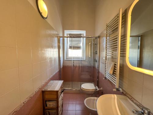 un bagno con doccia, WC e lavandino di La Casa del Porto a Giovinazzo