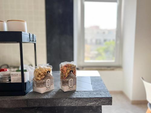 tre sacchetti di snack su un bancone accanto a una macchina per il caffè di La Casa del Porto a Giovinazzo