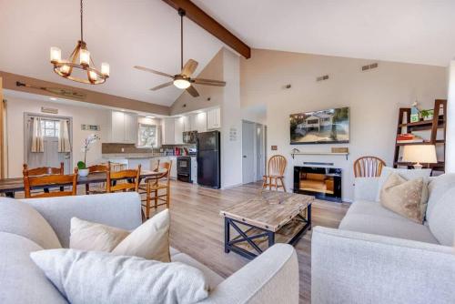 Kuchyň nebo kuchyňský kout v ubytování Hot Tub Walk to Beach and Dog Friendly