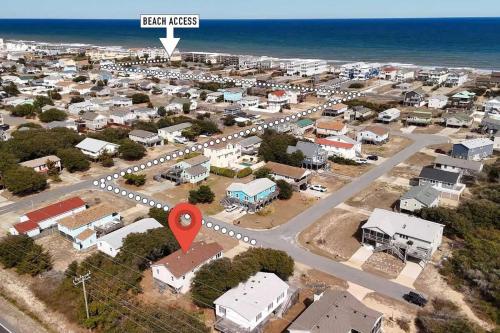 Una vista aérea de un pequeño pueblo con un marcador rojo. en Hot Tub Walk to Beach and Dog Friendly, en Kill Devil Hills