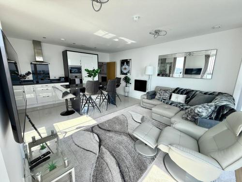 Luxury Waterfront Apartment With Panoramic View photo 10