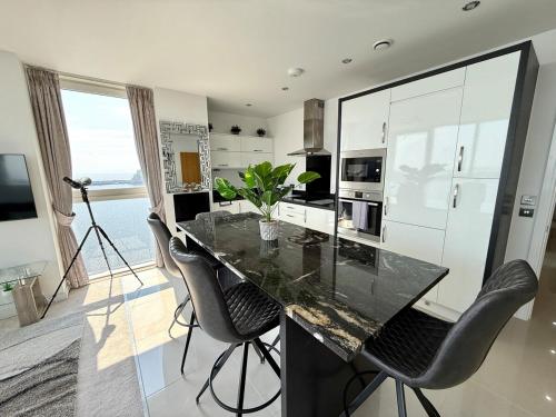 Luxury Waterfront Apartment With Panoramic View photo 11
