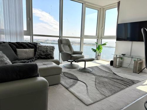 Luxury Waterfront Apartment With Panoramic View photo 12