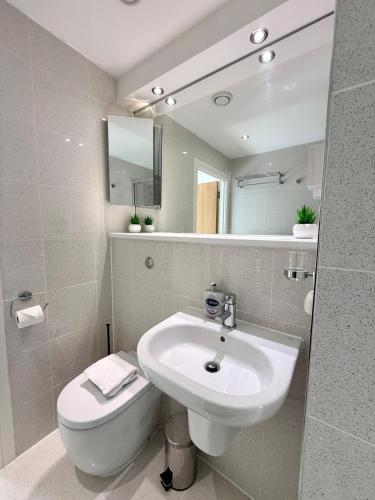 Luxury Waterfront Apartment With Panoramic View photo 14