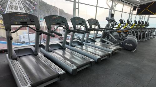 a row of tread machines in a gym at Hotel Vip La Guaira in Macuto