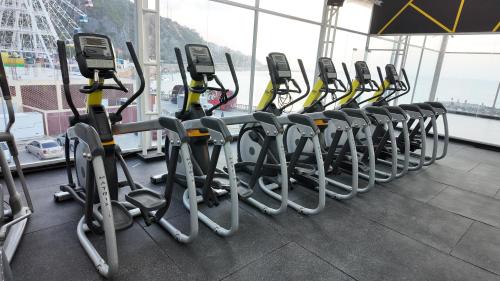 a row of exercise bikes lined up in a gym at Hotel Vip La Guaira in Macuto