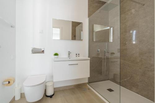 a bathroom with a shower and a toilet and a sink at Beach Villa with ocean view in Lourinhã