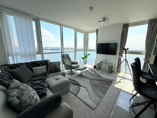 Luxury Waterfront Apartment With Panoramic View photo 6