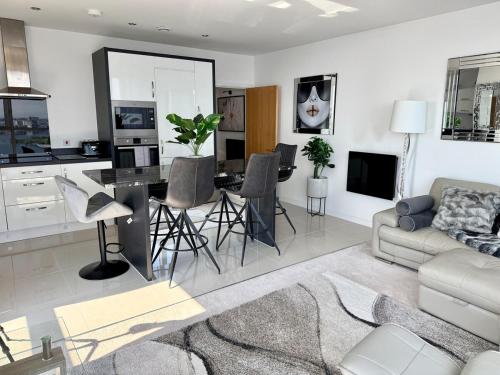 Luxury Waterfront Apartment With Panoramic View photo 5