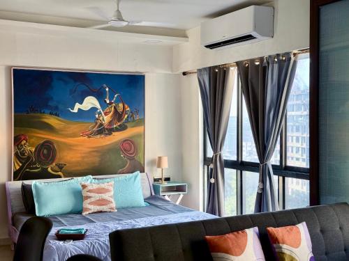 Katil atau katil-katil dalam bilik di BKC Signature Bliss Elite 1BHK Near JioWorld and US Embassy