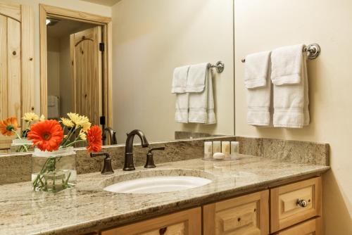 a bathroom with a sink and a mirror and towels at Aspen Alps Apartment #209 in Aspen