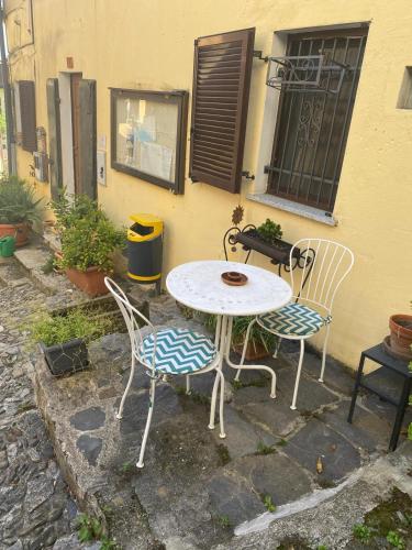a table and two chairs sitting next to a building at La Casina in Maccagno con Pino e Veddasca