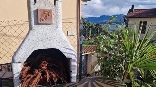 a stone pizza oven with a stone sidx sidx sidx at La Casina in Maccagno con Pino e Veddasca