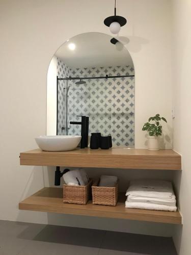 a bathroom with a sink and a mirror at Casa da Milheira - Agroturismo in Oliveira de Azemeis