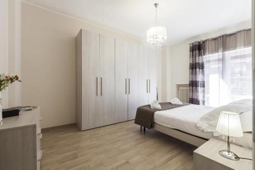 een witte slaapkamer met een bed en een groot raam bij Casa Tony in Rome