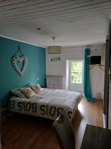 une chambre avec un grand lit avec un mur bleu dans l'établissement Auberge des Platanes, à Villevocance