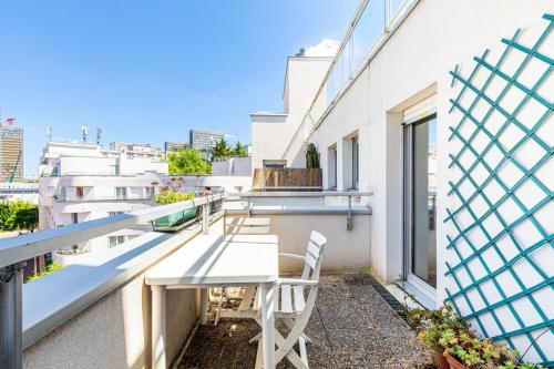 Photo de la galerie de l'établissement GuestReady - Sunny Chic Retreat with Balcony, à Paris