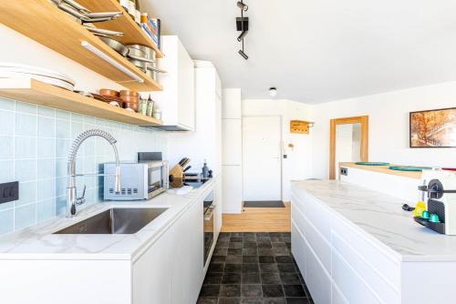 Photo de la galerie de l'établissement GuestReady - Sunny Chic Retreat with Balcony, à Paris