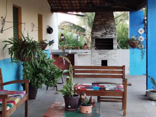 São MamedeEco Pousada Tigipió的客厅配有长凳和盆栽植物