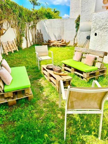 Un jardín fuera de Duplex avec jardin a Sidi Bousaid