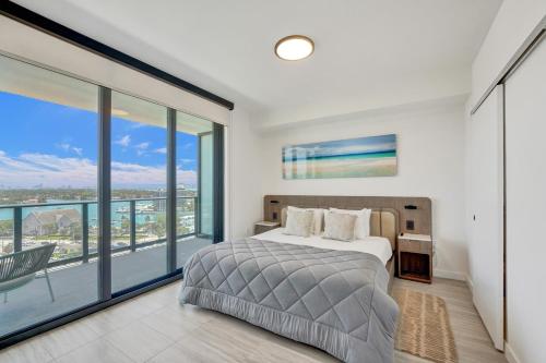 una camera con letto e ampie finestre di 72 Park by Nomada Residences a Miami Beach
