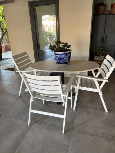 Patio nebo venkovní prostory v ubytování Charming Coastal Retreat
